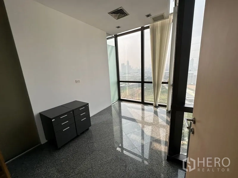 办公空间 出租 - 转角办公室，落地窗配纱帘，城市景观与亮面石材地面。