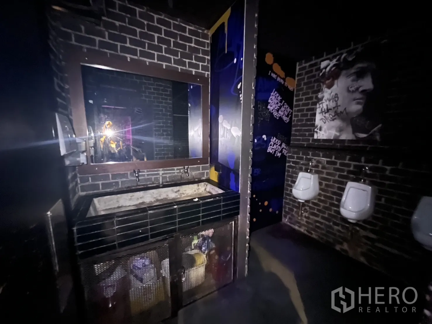 零售空间 出租在Bangkok - 工业风男卫，砖墙、尿斗与大镜子