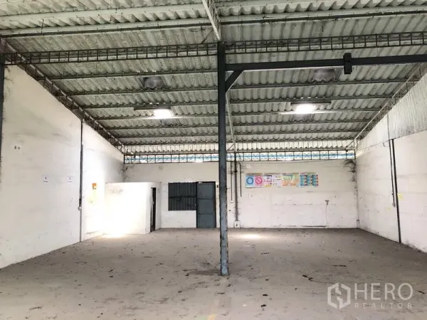 คลังสินค้า ให้เช่าในKhlong Luang, Pathum Thani - ฮอลล์เก็บสินค้ากว้าง เพดานสูง เสากลาง และห้องอเนกประสงค์ด้านหลัง