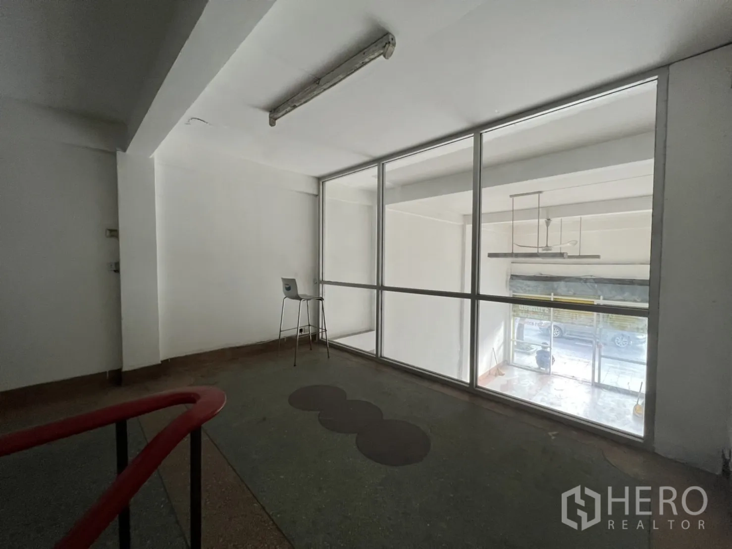 店屋 出租在Phra Khanong, Bangkok - 玻璃围合的夹层办公室，俯瞰前方营业区。