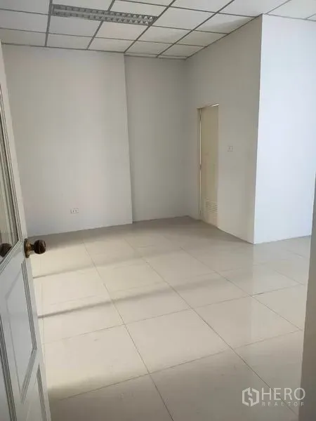工厂 出租在Phra Nakhon Si Ayutthaya - 厂房内的空置办公室，白色墙面与瓷砖地面，吊顶照明。
