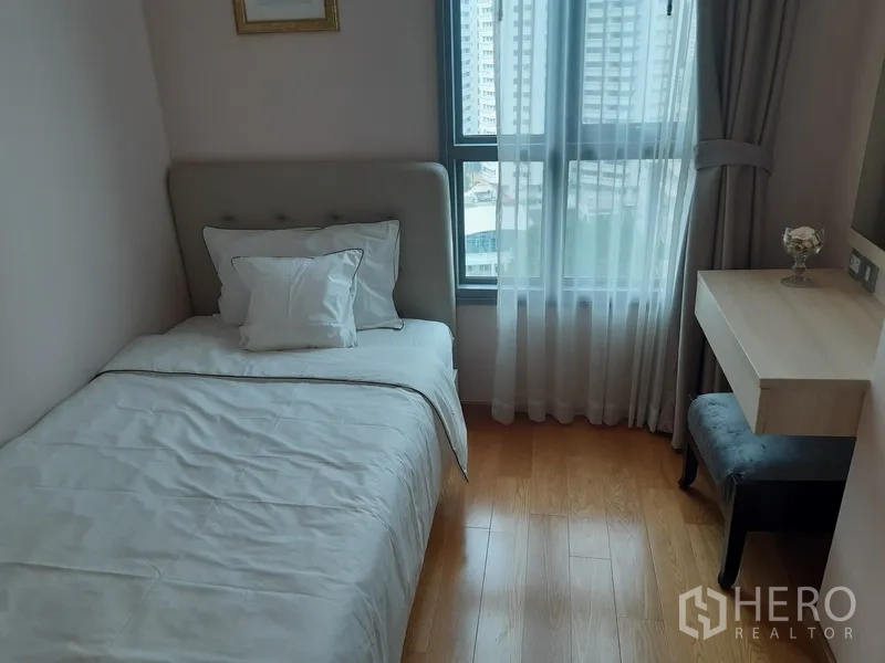 คอนโด ให้เช่าในWatthana, Bangkok - ห้องนอนเล็กเตียงเดี่ยว โต๊ะเล็ก และหน้าต่างวิวเมือง