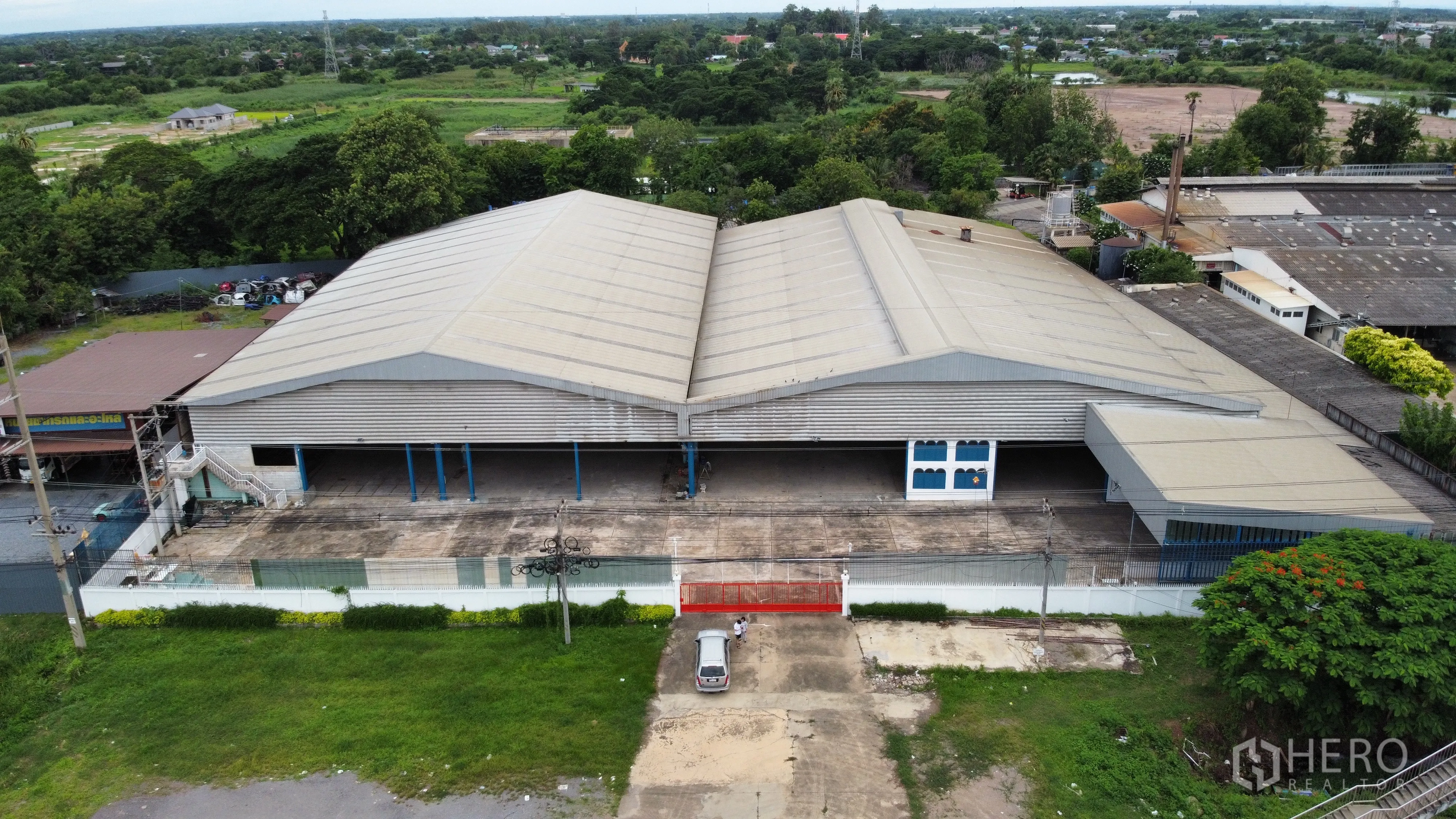 โรงงาน for rent in Mueang Nakhon Pathom, Nakhon Pathom - ภาพมุมสูงภายนอกอาคารหลังคาแฝด พื้นที่ล้อมรั้วและประตูหน้า