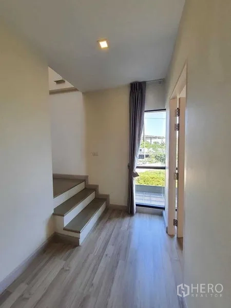 สำนักงานที่บ้าน ให้เช่าในSaphan Sung, Bangkok - โถงบันไดรับแสงธรรมชาติจากหน้าต่างสูง และขั้นบันไดสั้นขึ้นชั้นบน