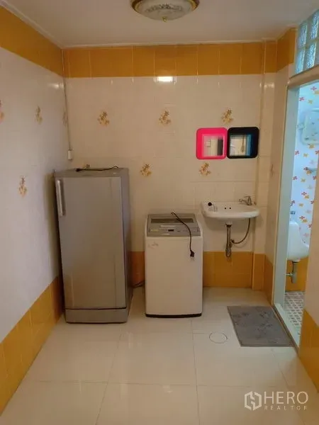 ทาวน์เฮาส์ ให้เช่าในPhra Khanong, Bangkok - โซนซักล้างพร้อมตู้เย็น เครื่องซักผ้า และอ่างล้างมือ ติดกับประตูห้องน้ำ