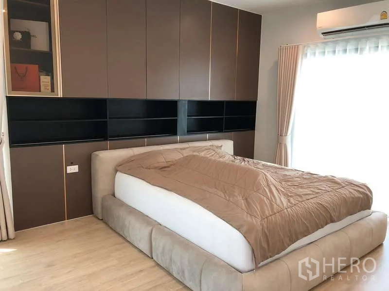 บ้าน ขายในBang Sao Thong, Samut Prakan - ห้องนอนใหญ่ เตียงคิงไซซ์ ตู้บิวท์อิน และหน้าต่างขนาดใหญ่พร้อมผ้าม่าน