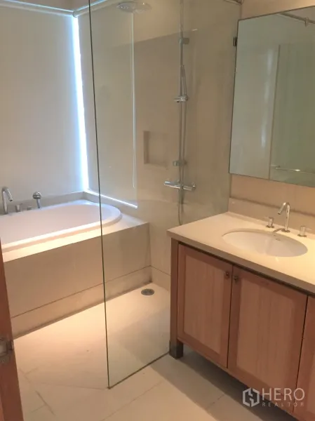 คอนโด ให้เช่าในKhlong Toei, Bangkok - ห้องน้ำสมัยใหม่ มีฝักบัวกระจก อ่างอาบน้ำ และเคาน์เตอร์อ่างล้างหน้า