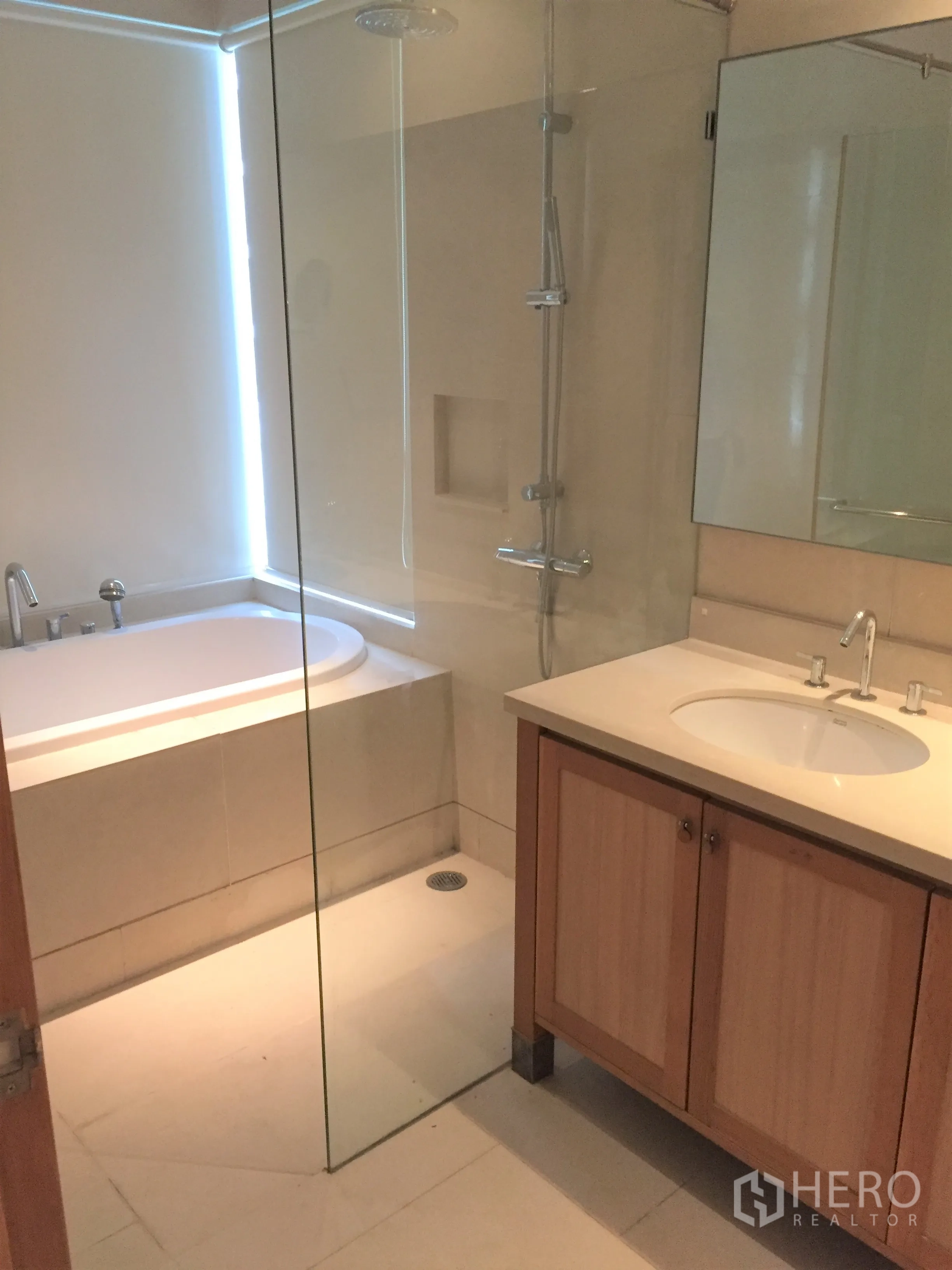 คอนโด ให้เช่าในKhlong Toei, Bangkok - ห้องน้ำสมัยใหม่ มีฝักบัวกระจก อ่างอาบน้ำ และเคาน์เตอร์อ่างล้างหน้า