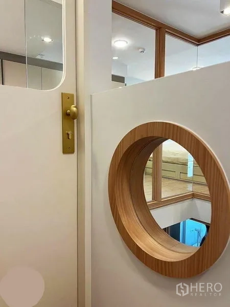 คอนโด ให้เช่าในHuai Khwang, Bangkok - ประตูสีขาวมือจับทองเหลือง พร้อมช่องหน้าต่างกลมกรุไม้