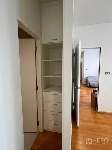 公寓 出租在Ratchathewi, Bangkok - 走廊内置层架与抽屉，连接卧室与浴室。