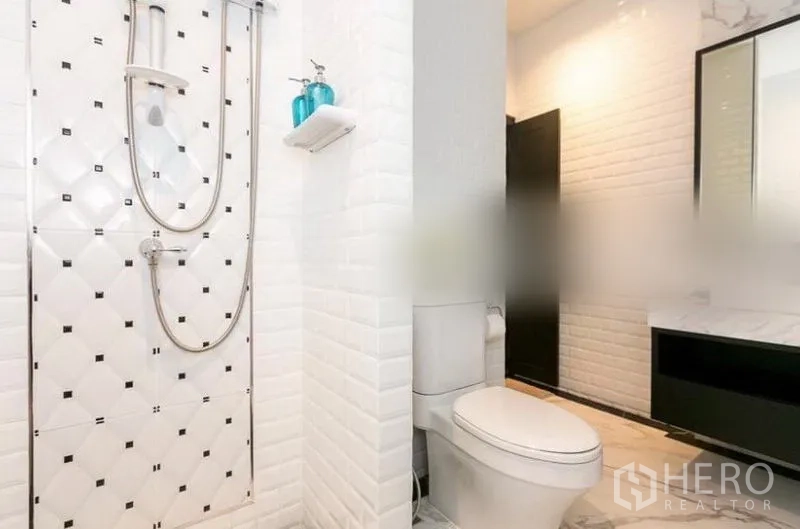 ทาวน์เฮาส์ ให้เช่าในKhlong Toei, Bangkok - ห้องน้ำสไตล์โมเดิร์น ฝักบัวแบบวอล์กอิน กระเบื้องสีขาว และอ่างล้างหน้า