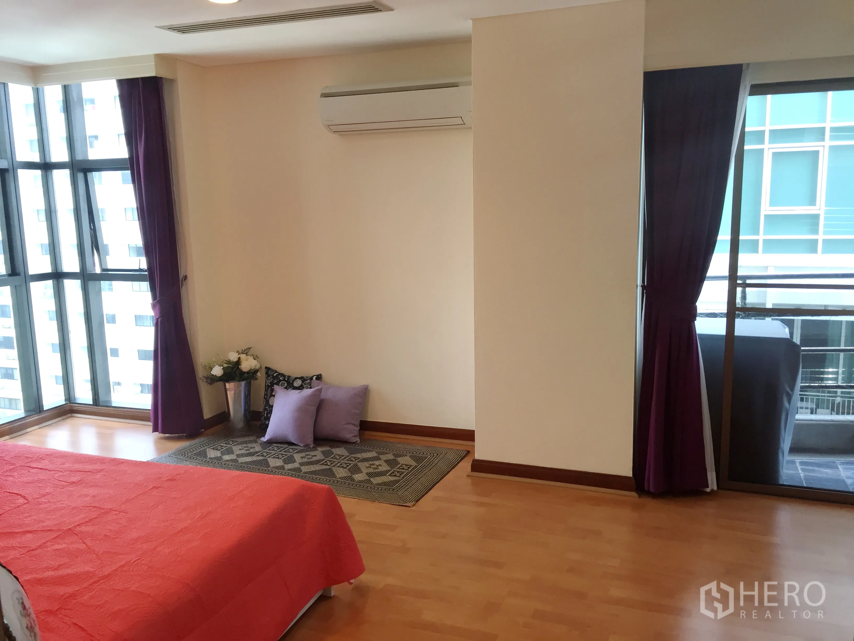 คอนโด ให้เช่าในPathum Wan, Bangkok - ห้องนอนกว้าง หน้าต่างกระจกเต็มบานมุมห้อง ประตูออกระเบียง และผ้าม่านสีม่วง