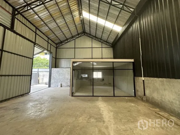 คลังสินค้า ให้เช่าในLat Phrao, Bangkok - มุมมองไปยังออฟฟิศกั้นกระจกภายใน เห็นโครงหลังคาเหล็กสูง