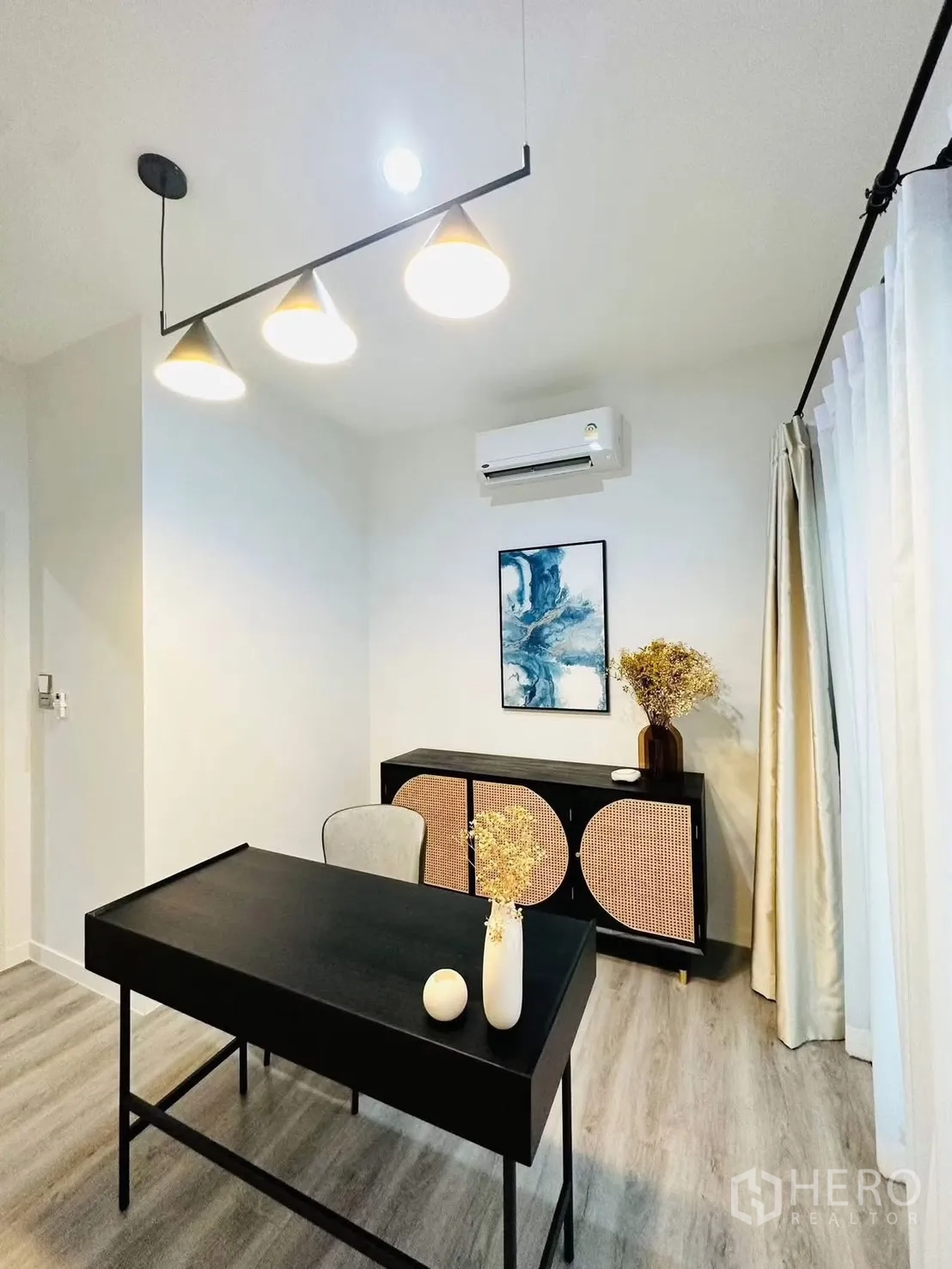ทาวน์เฮาส์ for rent in Suan Luang, Bangkok - ห้องทำงานเงียบสงบ โต๊ะทำงานสีดำ ตู้คอนโซล และโคมไฟโมเดิร์น