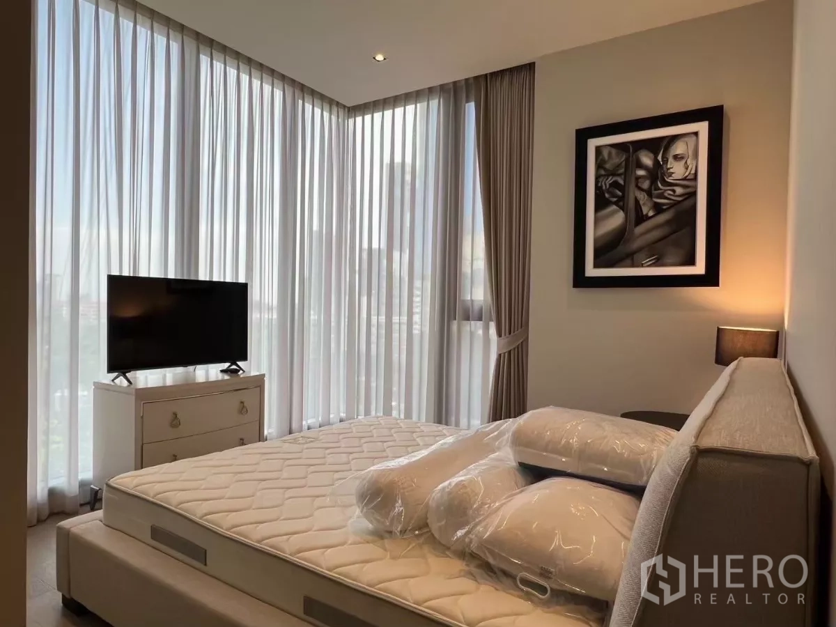 คอนโด ให้เช่าในWatthana, Bangkok - ห้องนอนมีหน้าต่างพาโนรามา พื้นไม้โทนอ่อน และตู้วางทีวี