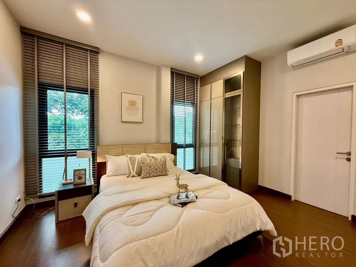 Detached House for rent in Bang Phli, Samut Prakan - Guest bedroom with double bed, built-in wardrobe and garden views.