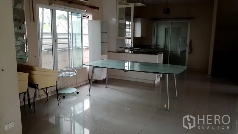 บ้าน ให้เช่าในLat Krabang, Bangkok - มุมทานอาหารโต๊ะกระจกข้างหน้าต่างสว่าง พร้อมครัวขนาดกะทัดรัด