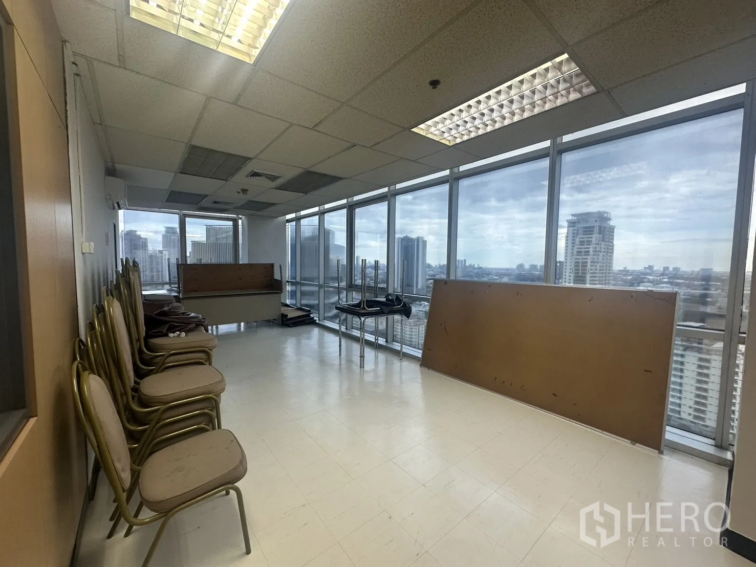 สำนักงาน ให้เช่า - ห้องอเนกประสงค์ริมหน้าต่าง พร้อมเก้าอี้วางเรียง และวิวเมืองกว้าง