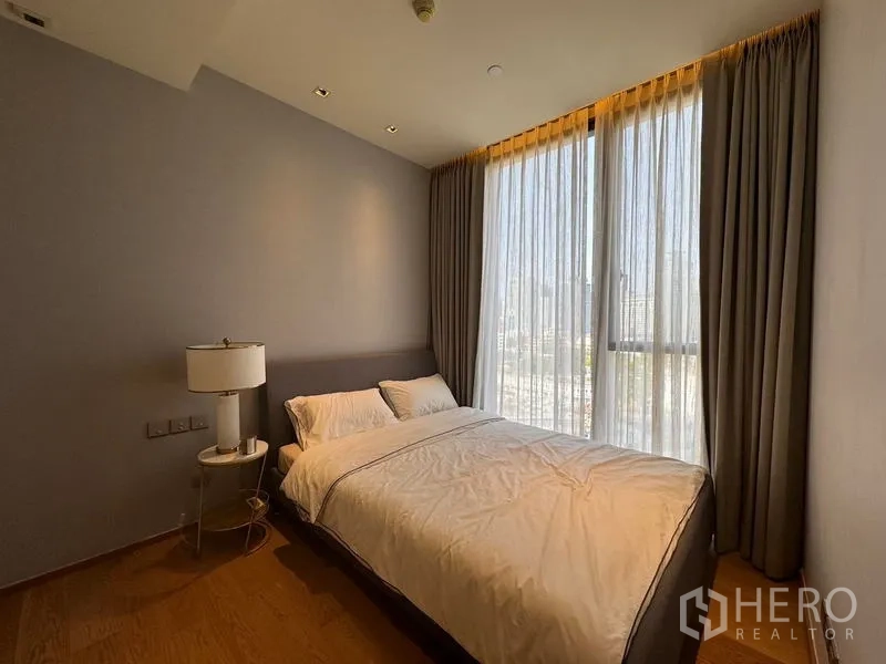 คอนโด ให้เช่า - ห้องนอนรองเตียงคู่ หน้าต่างสูงเห็นวิวเมือง
