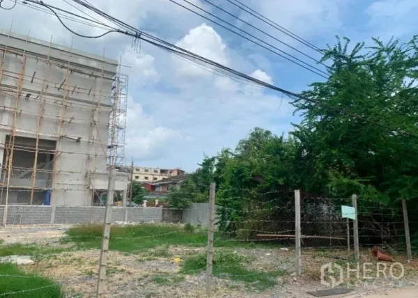 ที่ดิน ให้เช่าในKhlong Toei, Bangkok - แปลงที่ดินข้างอาคารก่อสร้าง ล้อมรั้ว มีสายไฟพาดผ่านและพื้นที่ว่าง