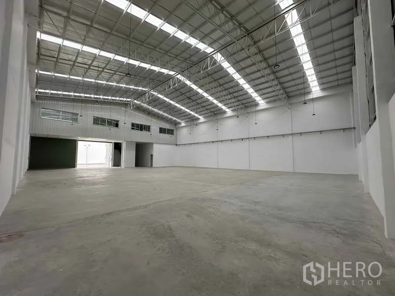 工厂 出租在Khlong Luang, Pathum Thani - 大型厂房地面，透光屋顶板与二层办公室窗户。