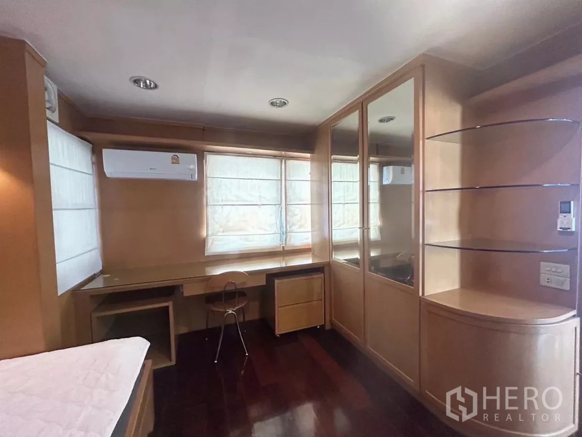 Detached House for rent in Suan Luang, Bangkok - Staircase landing with natural light from tall windows.