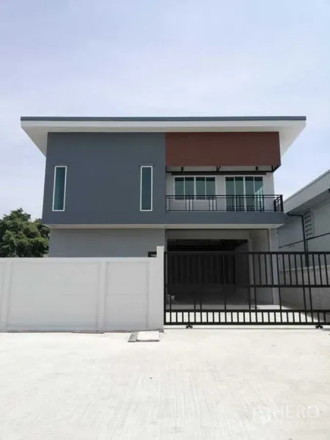 Warehouse for rent in Mueang Samut Sakhon, Samut Sakhon - Front elevation of the gated two-storey warehouse with covered parking space.