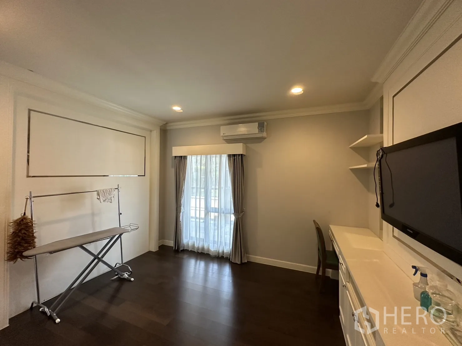 บ้าน ให้เช่าหรือขายในLam Luk Ka, Pathum Thani - ห้องทำงานหรือห้องนอนพร้อมหน้าต่าง แอร์ และท็อปทำงานยาว