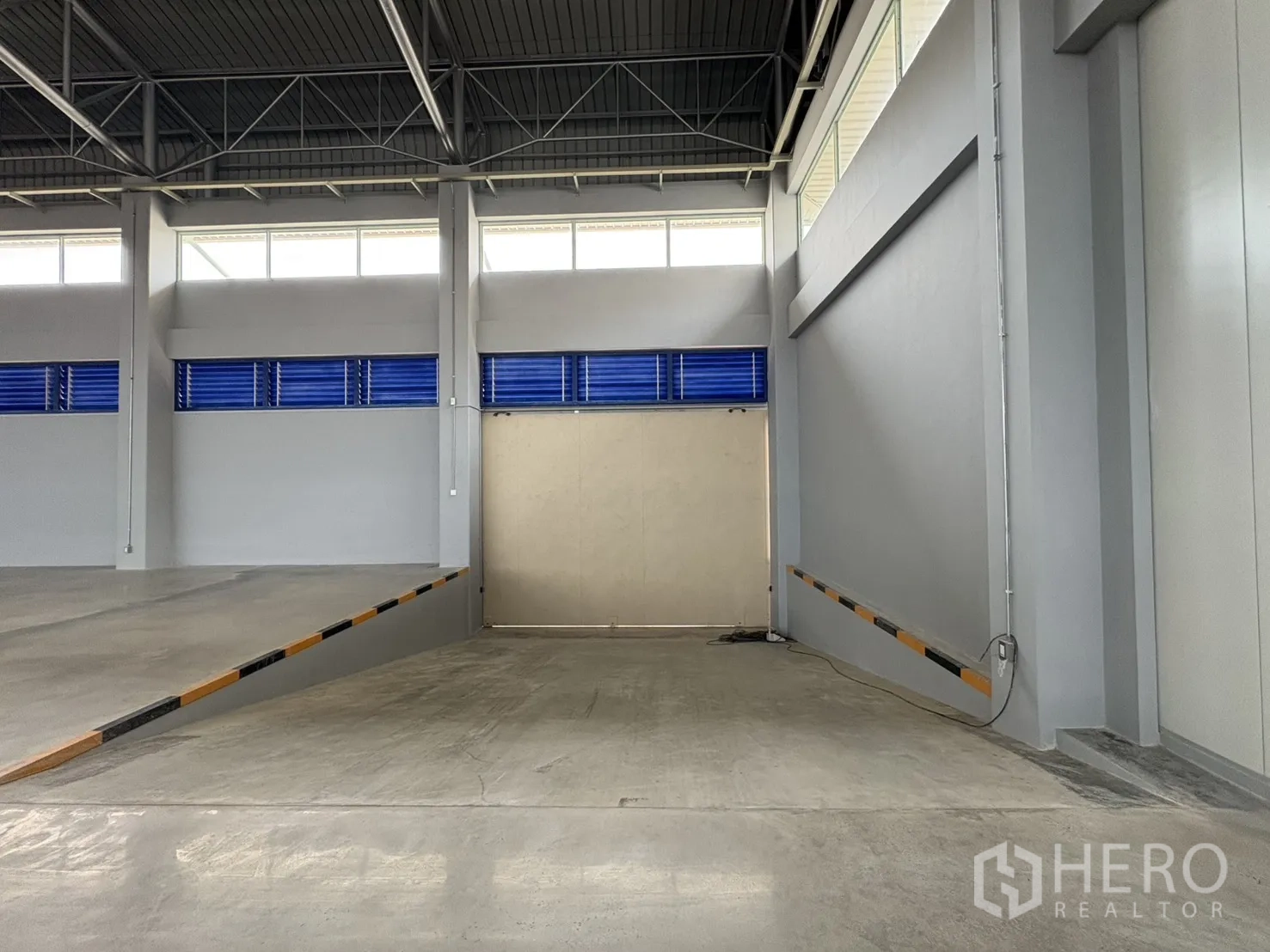 คลังสินค้า ให้เช่าในMueang Samut Prakan, Samut Prakan - ทางลาดรถบรรทุกภายในสู่ชานโหลดยกสูง