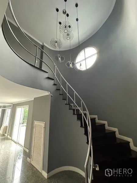 ทาวน์เฮาส์ ให้เช่าในBang Kapi, Bangkok - บันไดโค้งราวสแตนเลส โคมไฟแขวนสมัยใหม่ และหน้าต่างวงกลม