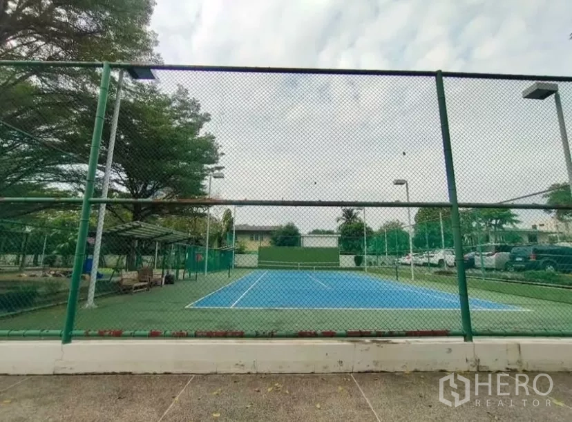 Condominium for rent in Chatuchak, Bangkok - Outdoor tennis court with lighting and perimeter fence.
