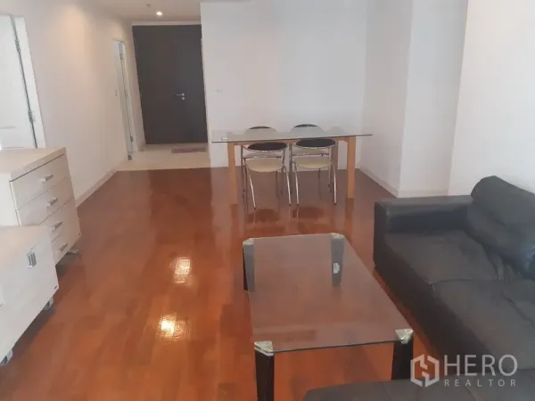 คอนโด ให้เช่าในKhlong Toei, Bangkok - โซนรับแขกและรับประทานอาหารแบบเปิดโล่ง พื้นไม้ โต๊ะอาหารกระจก 4 ที่นั่ง โทนสีเรียบ