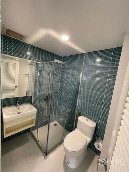 คอนโด ให้เช่าหรือขายในWatthana, Bangkok - ห้องน้ำผนังกระเบื้องสีฟ้าเทอร์ควอยซ์ พร้อมตู้ Shower กระจกและสุขภัณฑ์ทันสมัย