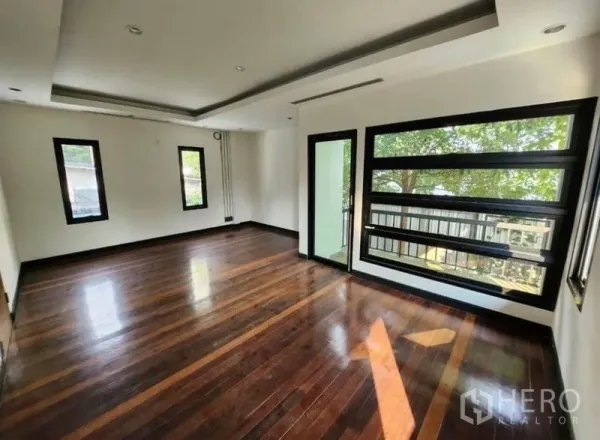 带办公室的家 出租在Lat Phrao, Bangkok - 采光充足的办公室房间，深色实木地板、内嵌式吊顶，大窗眺望绿意。