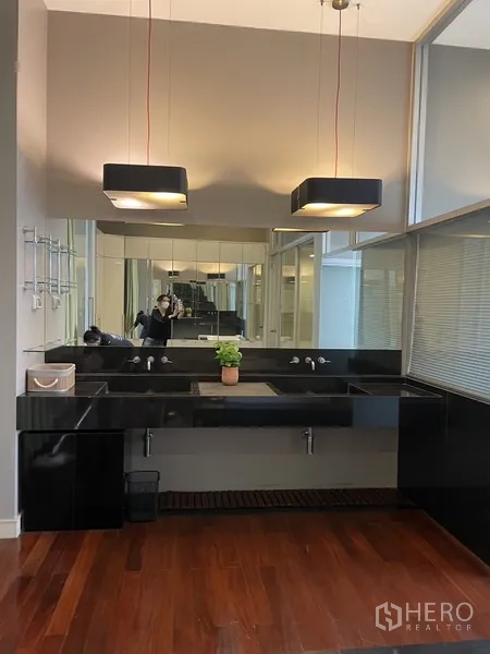 ทาวน์เฮาส์ ให้เช่าหรือขายในChatuchak, Bangkok - อ่างล้างหน้าคู่ท็อปสีดำ กระจกบานใหญ่ และโคมแขวนตกแต่ง