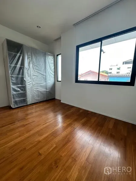 บ้าน ให้เช่าในWatthana, Bangkok - ห้องนอนแสงธรรมชาติ พื้นไม้สวย ตู้เสื้อผ้าห่อพลาสติกข้างหน้าต่างกว้าง