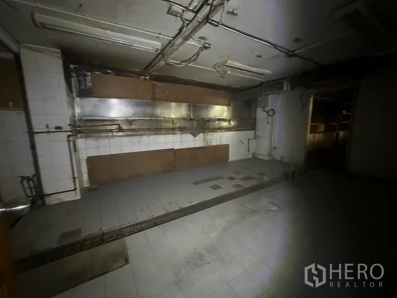 零售空间 出租在Bang Rak, Bangkok - 宽阔红毯楼梯，旁侧整面高窗