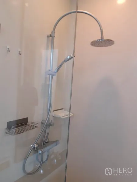 คอนโด ให้เช่าในWatthana, Bangkok - ชุดฝักบัวเรนชาวเวอร์และมือถือภายในตู้กระจก