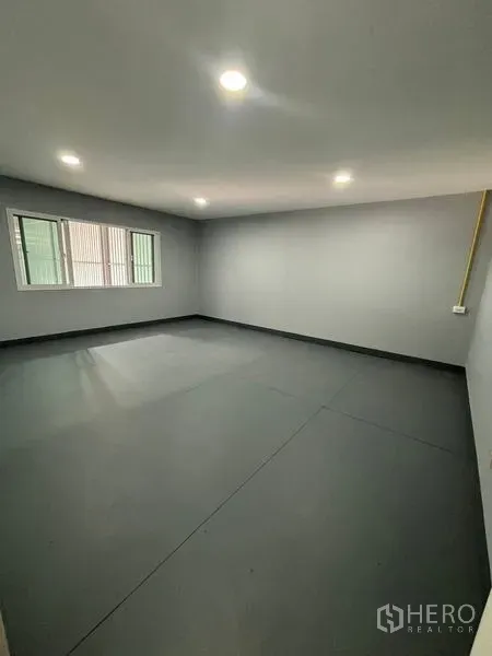 货栈 出租在Mueang Pathum Thani, Pathum Thani - 仓库内明亮办公室，带窗户与嵌入式顶灯，灰色地面。