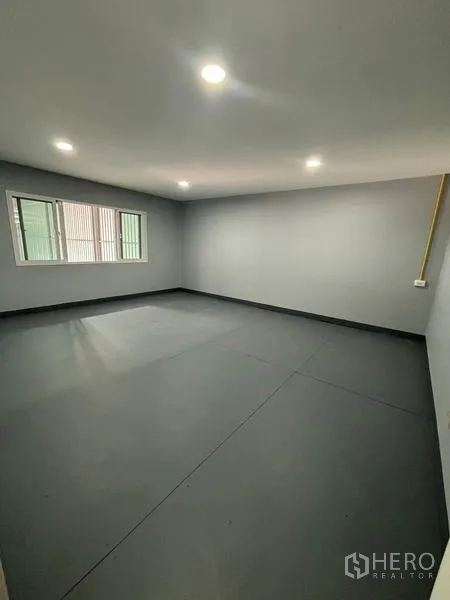 货栈 出租在Mueang Pathum Thani, Pathum Thani - 仓库内明亮办公室，带窗户与嵌入式顶灯，灰色地面。