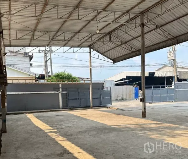 工厂 出租在Samut Prakan - 钢结构屋顶的半露天装卸区，可见大门与出入口