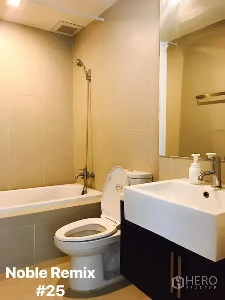 คอนโด ให้เช่าในKhlong Toei, Bangkok - ห้องน้ำสมัยใหม่พร้อมอ่างอาบน้ำ ชุดฝักบัว โถสุขภัณฑ์ และอ่างล้างหน้าทรงเหลี่ยมพร้อมกระจก