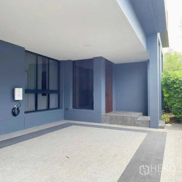 Detached House for rent in Bang Kapi, Bangkok - Covered carport and entrance of modern detached house in Bang Kapi with EV charger.