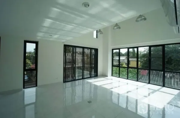 สำนักงานที่บ้าน ให้เช่าในChatuchak, Bangkok - พื้นที่ทำงานโปร่งสว่าง ผนังกระจกเต็มบานและประตูบานเลื่อน