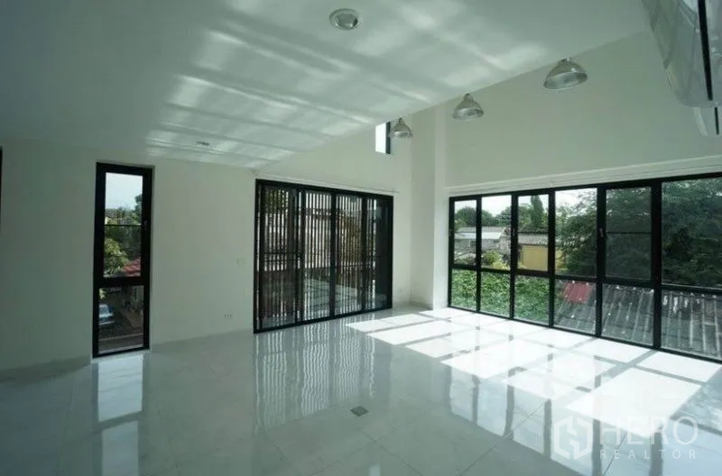 สำนักงานที่บ้าน ให้เช่าในChatuchak, Bangkok - พื้นที่ทำงานโปร่งสว่าง ผนังกระจกเต็มบานและประตูบานเลื่อน