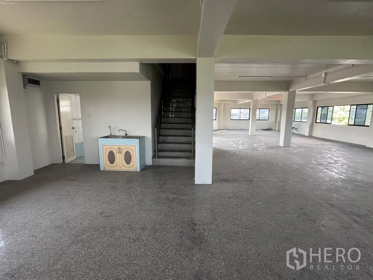 สำนักงานที่บ้าน ให้เช่าในTaling Chan, Bangkok - ชั้นบนมีมุมแพนทรีเล็ก ห้องน้ำ และแกนบันไดภายในพื้นที่ทำงาน