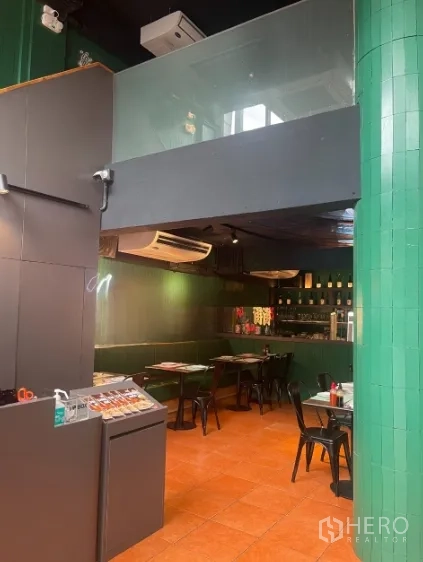 店屋 出租在Watthana, Bangkok - 用餐区带夹层，深色天花与空调设备。