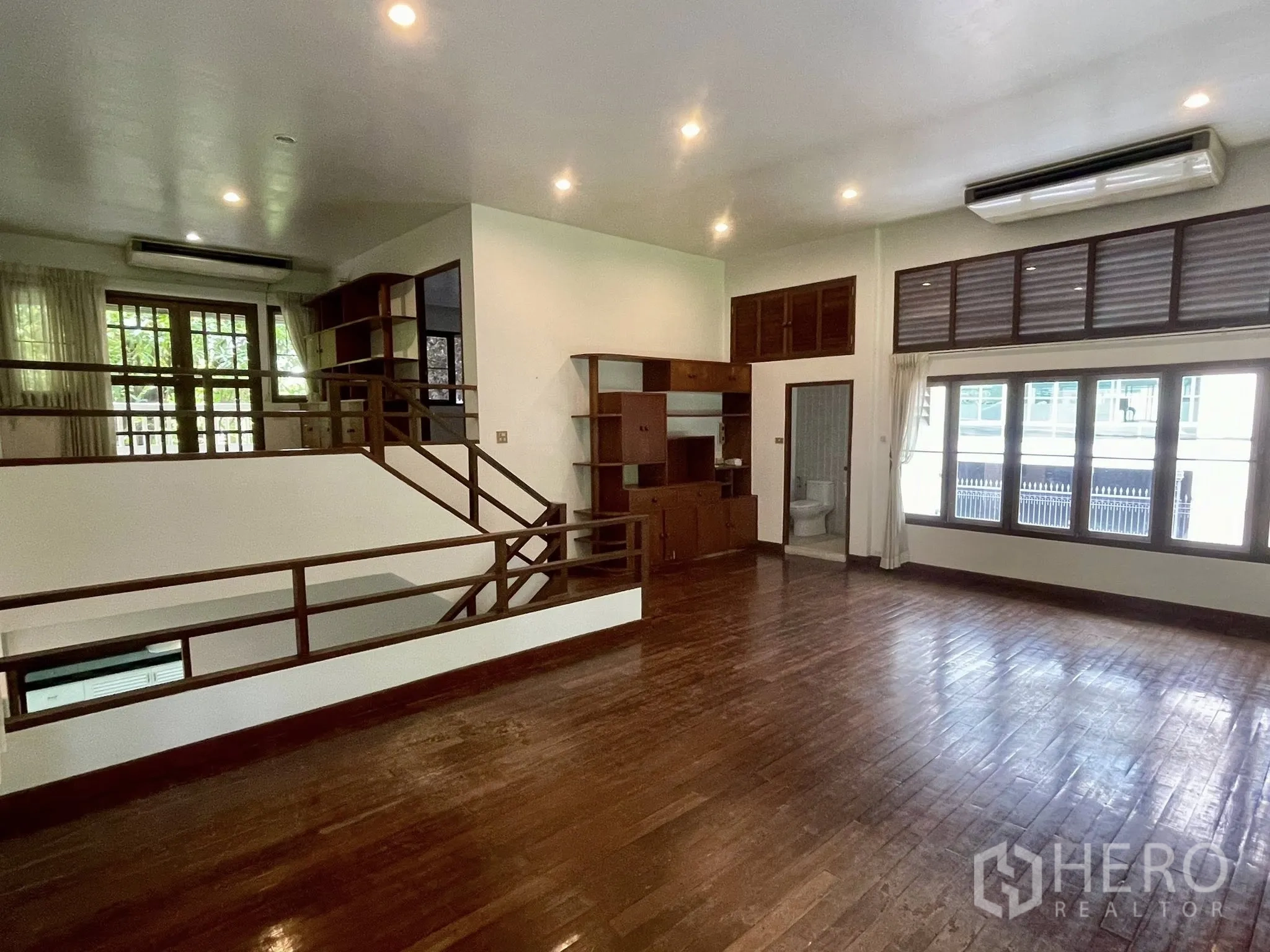 บ้านเดี่ยว for rent in Pathum Wan, Bangkok - ห้องนั่งเล่นกว้าง มีตู้บิวท์อิน แอร์ และทางเข้าห้องน้ำ
