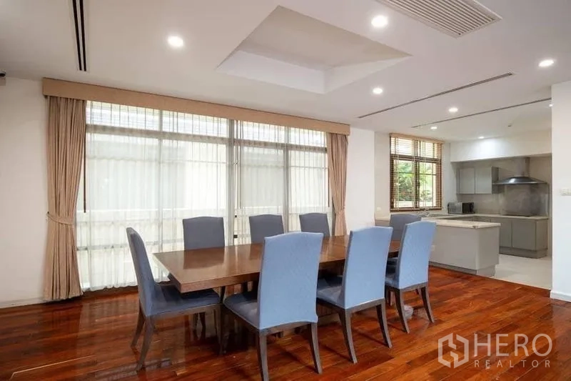 บ้าน ให้เช่าหรือขายในWatthana, Bangkok - ห้องอาหารพร้อมหน้าต่างบานใหญ่ ไฟฝ้า และพื้นไม้ขัดเงา