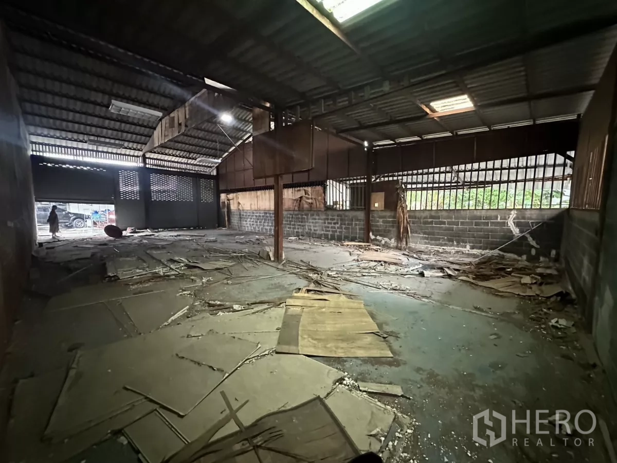 Warehouse for rent or sale in Yan Nawa, Bangkok - Another view of the open warehouse floor with skylight panels and side windows.